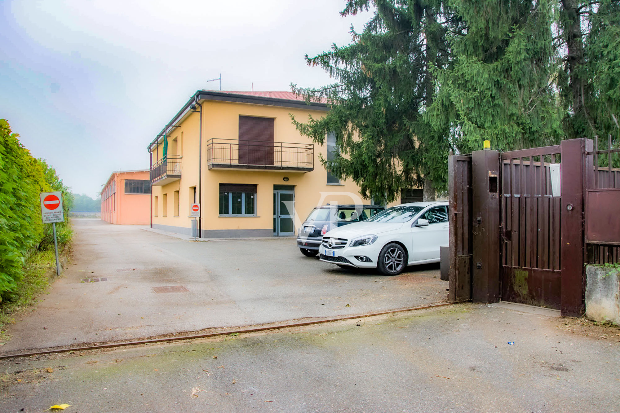 Vendesi complesso industriale con palazzina uffici / Showroom di fronte all'autostrada MI/TO