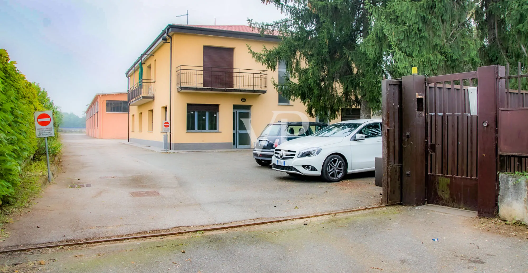 Ipari komplexum irodaépülettel/bemutatóteremmel eladó, a Milánó/Torino autópályára nézve.