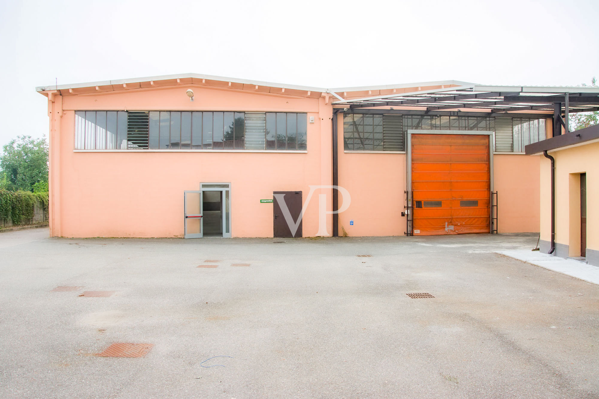 For sale: industrial complex with office building/showroom opposite MI/TO highway