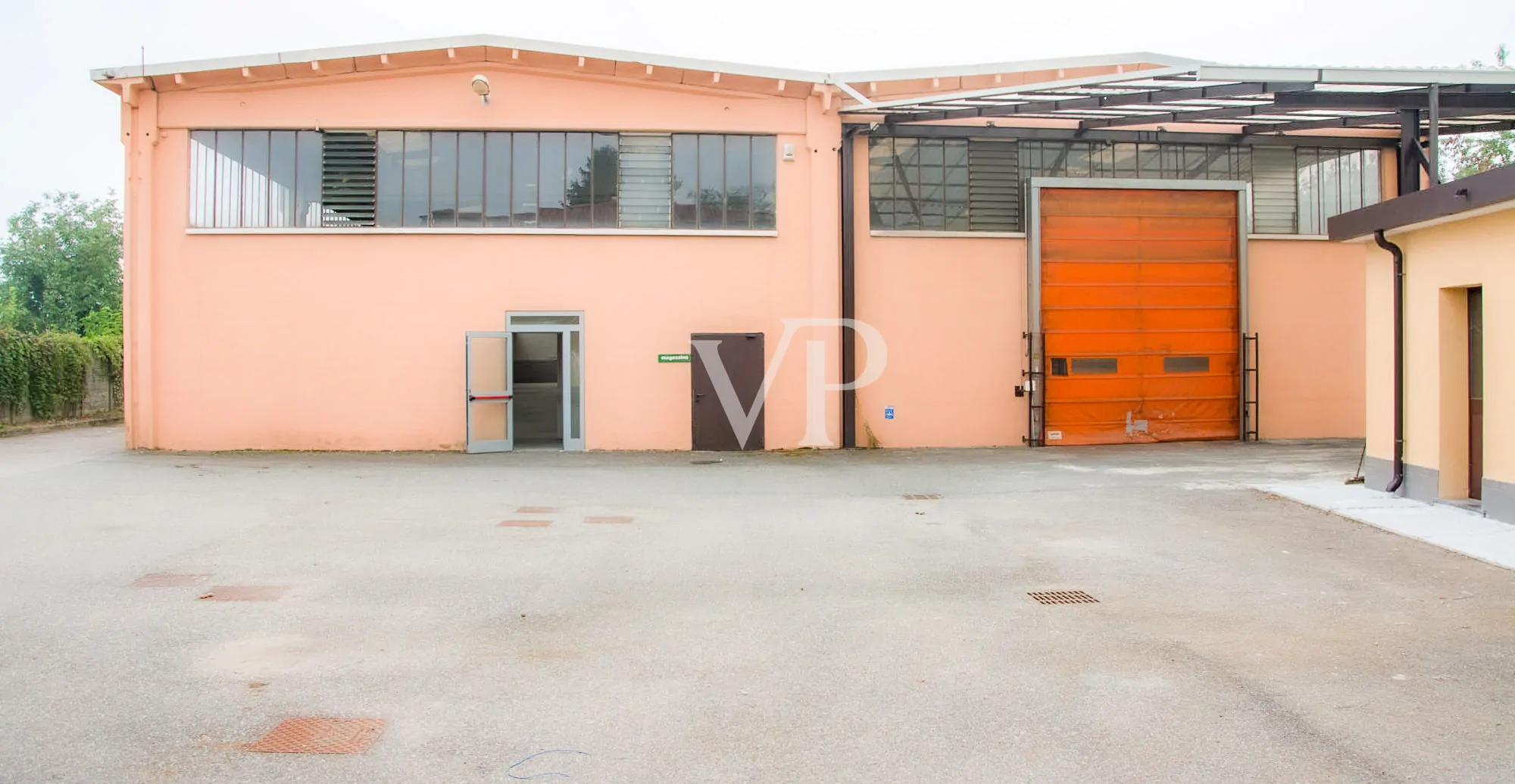 Ipari komplexum irodaépülettel/bemutatóteremmel eladó, a Milánó/Torino autópályára nézve.