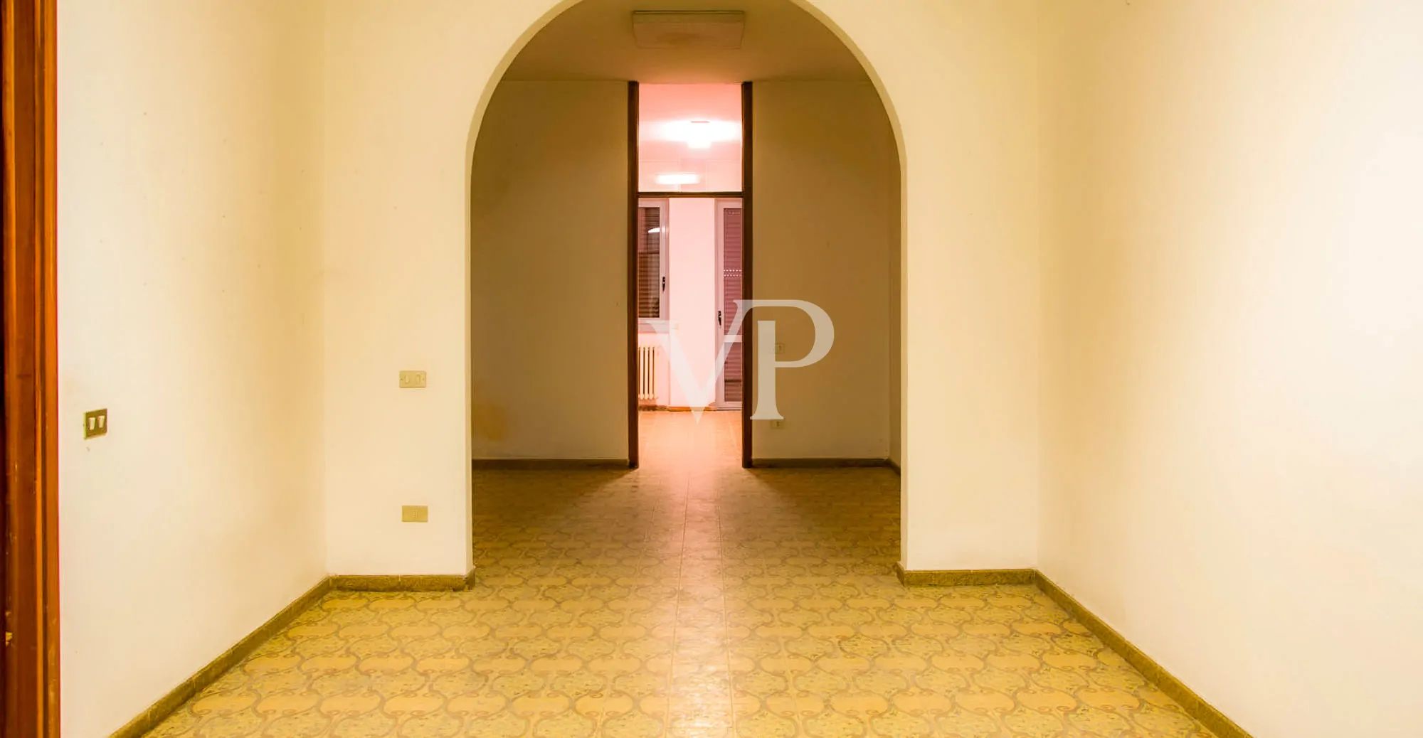 Ipari komplexum irodaépülettel/bemutatóteremmel eladó, a Milánó/Torino autópályára nézve.