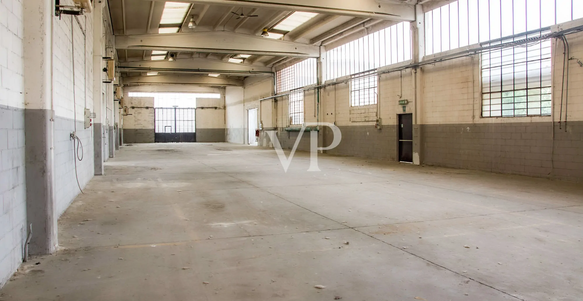 Ipari komplexum irodaépülettel/bemutatóteremmel eladó, a Milánó/Torino autópályára nézve.