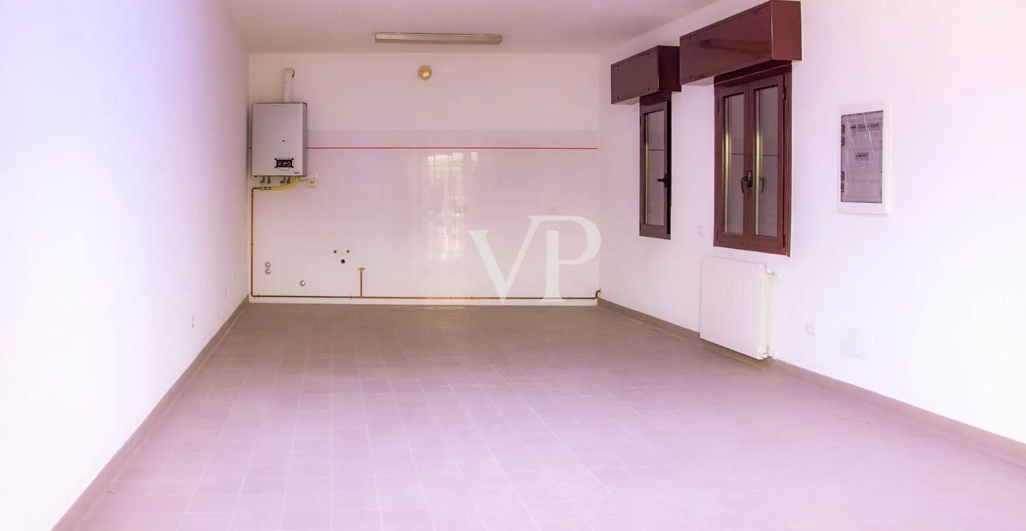 Ipari komplexum irodaépülettel/bemutatóteremmel eladó, a Milánó/Torino autópályára nézve.