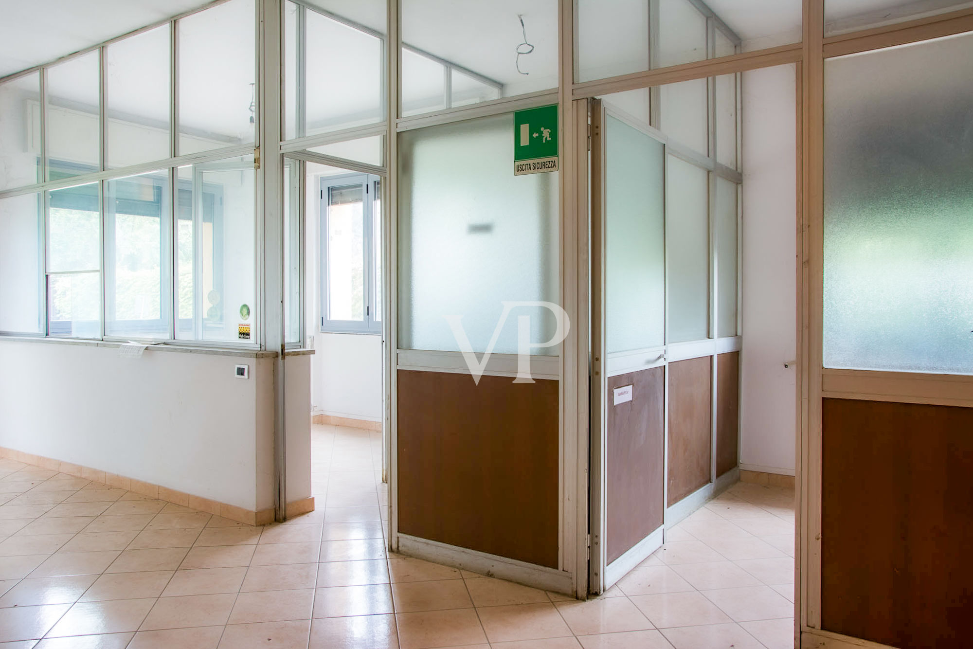 Vendesi complesso industriale con palazzina uffici / Showroom di fronte all'autostrada MI/TO