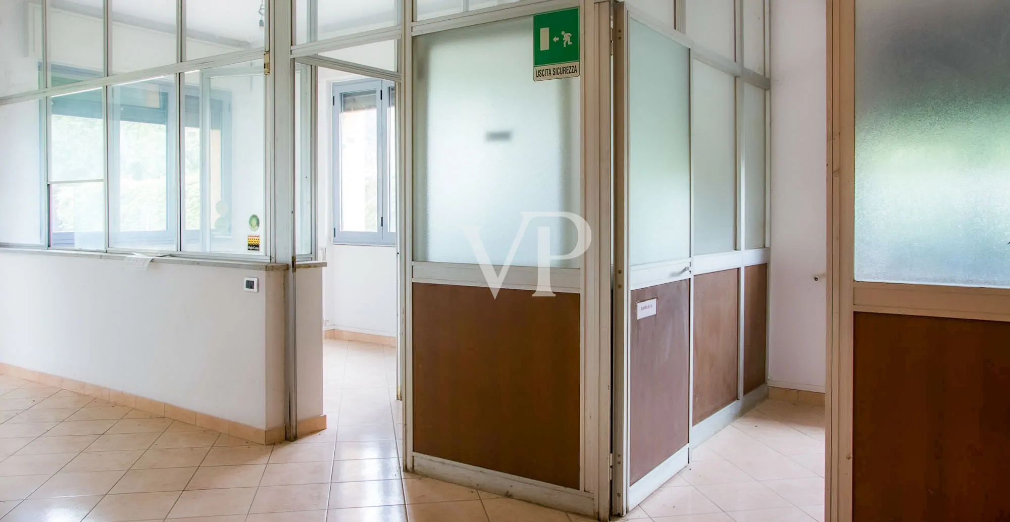 Ipari komplexum irodaépülettel/bemutatóteremmel eladó, a Milánó/Torino autópályára nézve.