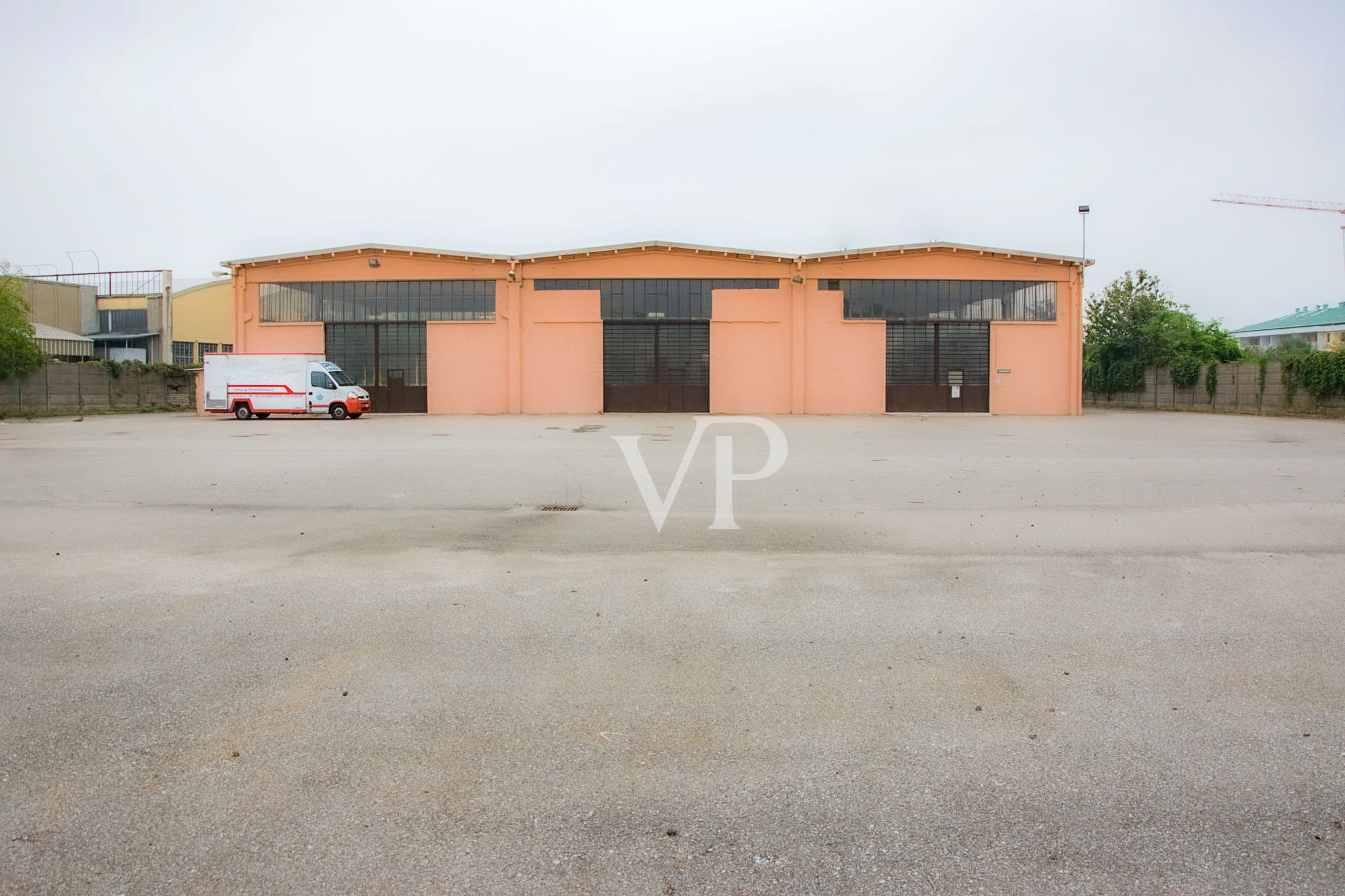 Vendesi complesso industriale con palazzina uffici / Showroom di fronte all'autostrada MI/TO