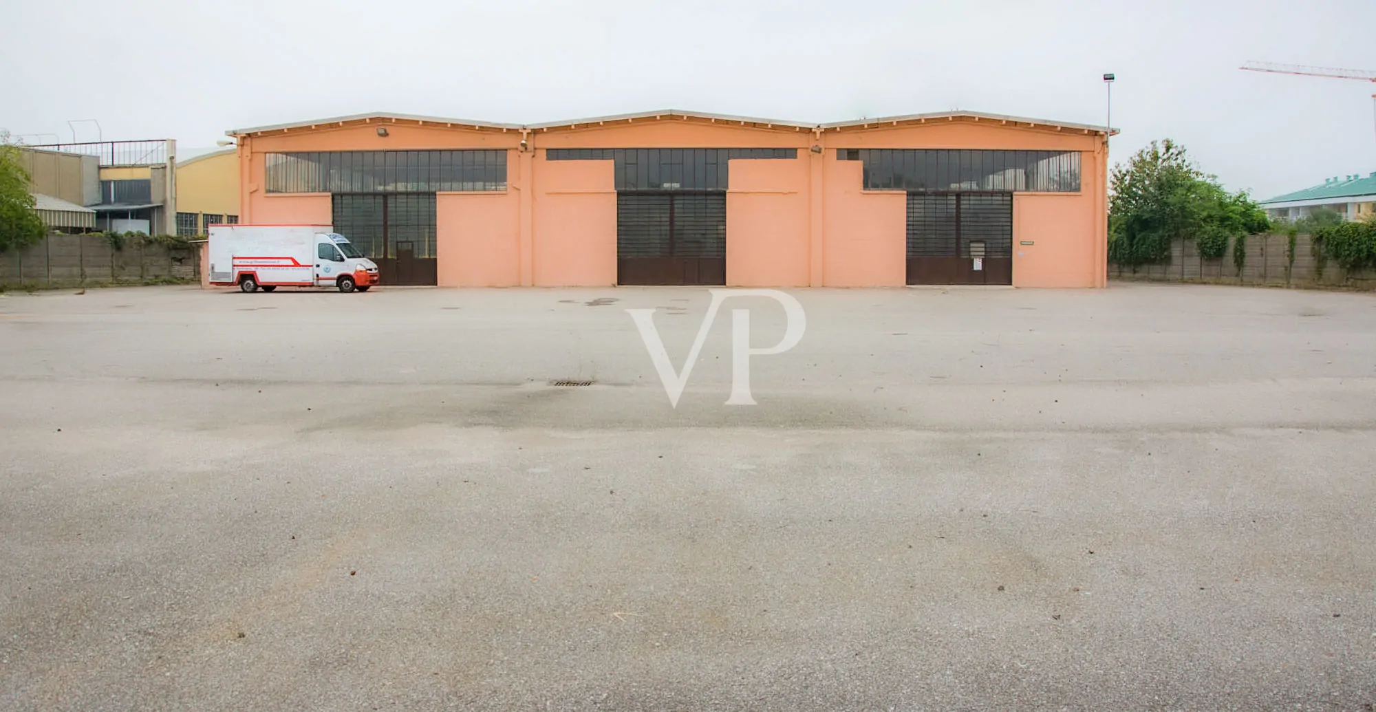 Ipari komplexum irodaépülettel/bemutatóteremmel eladó, a Milánó/Torino autópályára nézve.