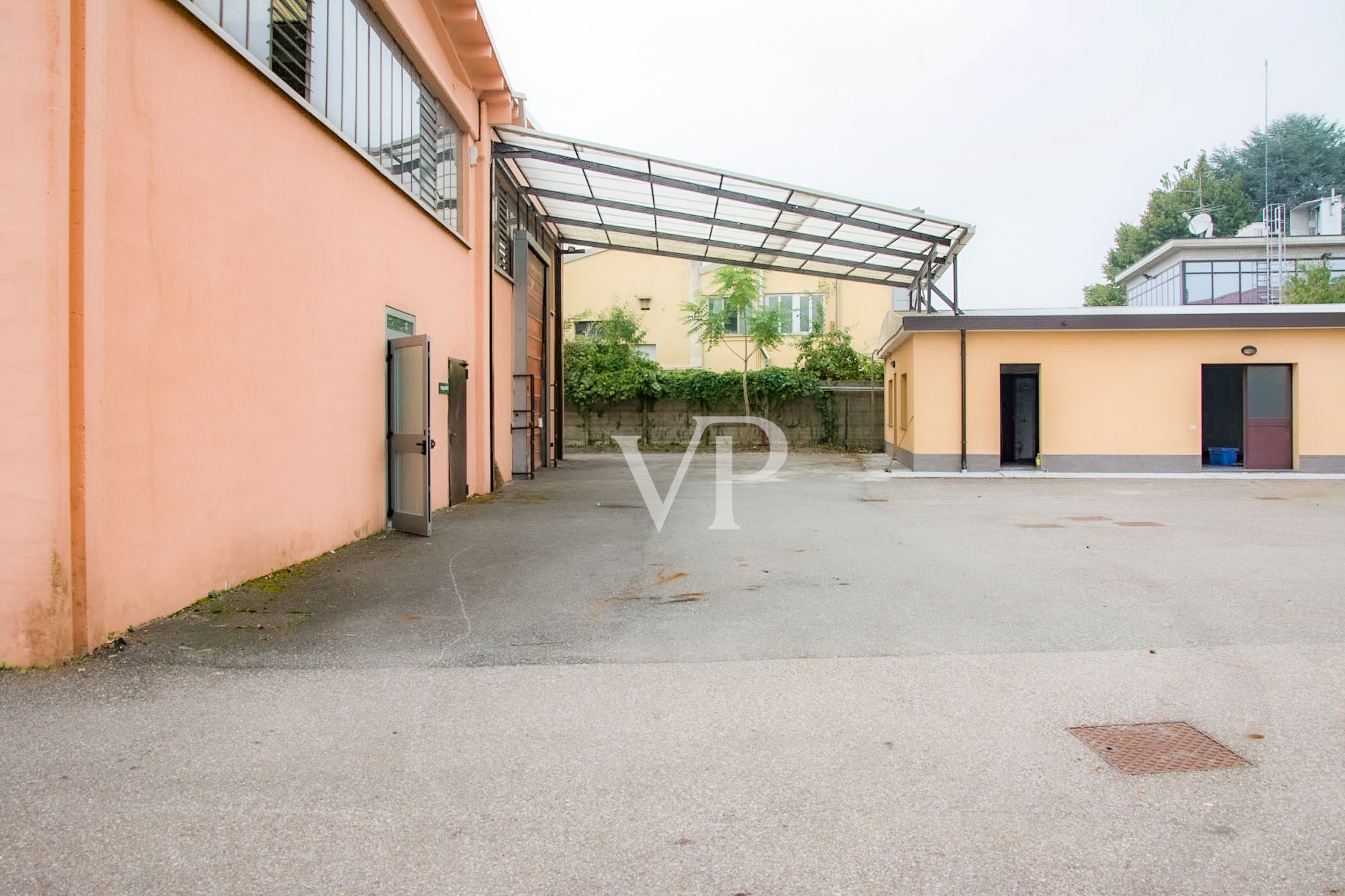 Vendesi complesso industriale con palazzina uffici / Showroom di fronte all'autostrada MI/TO