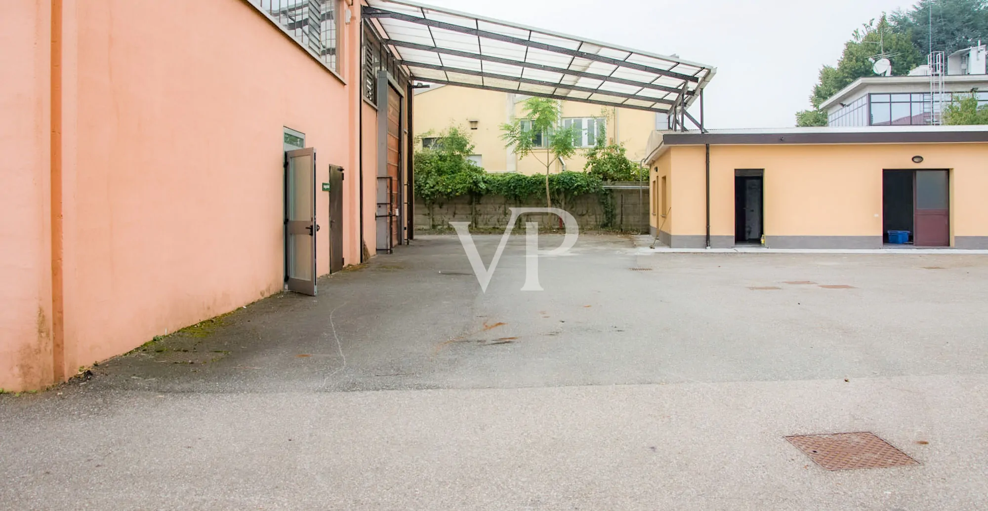 Ipari komplexum irodaépülettel/bemutatóteremmel eladó, a Milánó/Torino autópályára nézve.