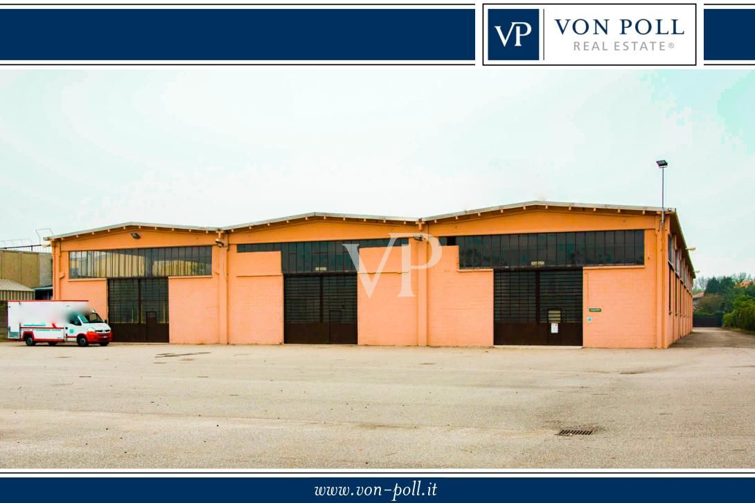 Vendesi complesso industriale con palazzina uffici / Showroom di fronte all'autostrada MI/TO