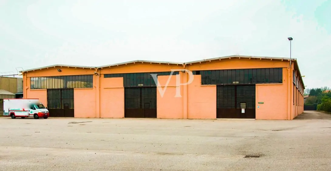 Ipari komplexum irodaépülettel/bemutatóteremmel eladó, a Milánó/Torino autópályára nézve.