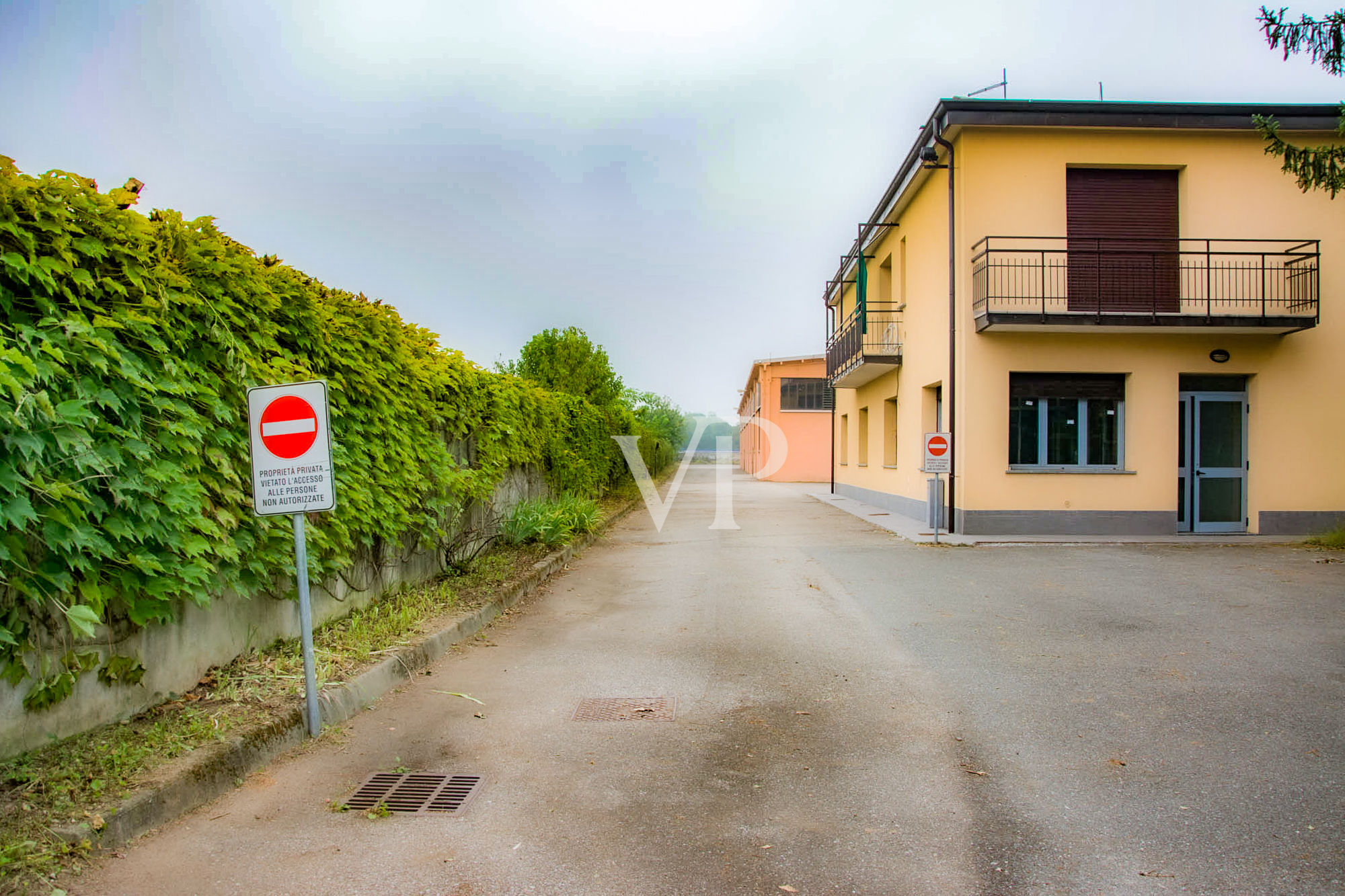 Vendesi complesso industriale con palazzina uffici / Showroom di fronte all'autostrada MI/TO