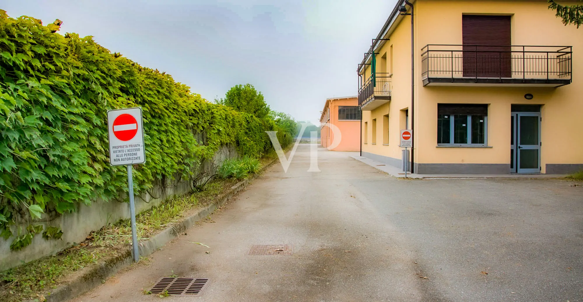 Ipari komplexum irodaépülettel/bemutatóteremmel eladó, a Milánó/Torino autópályára nézve.