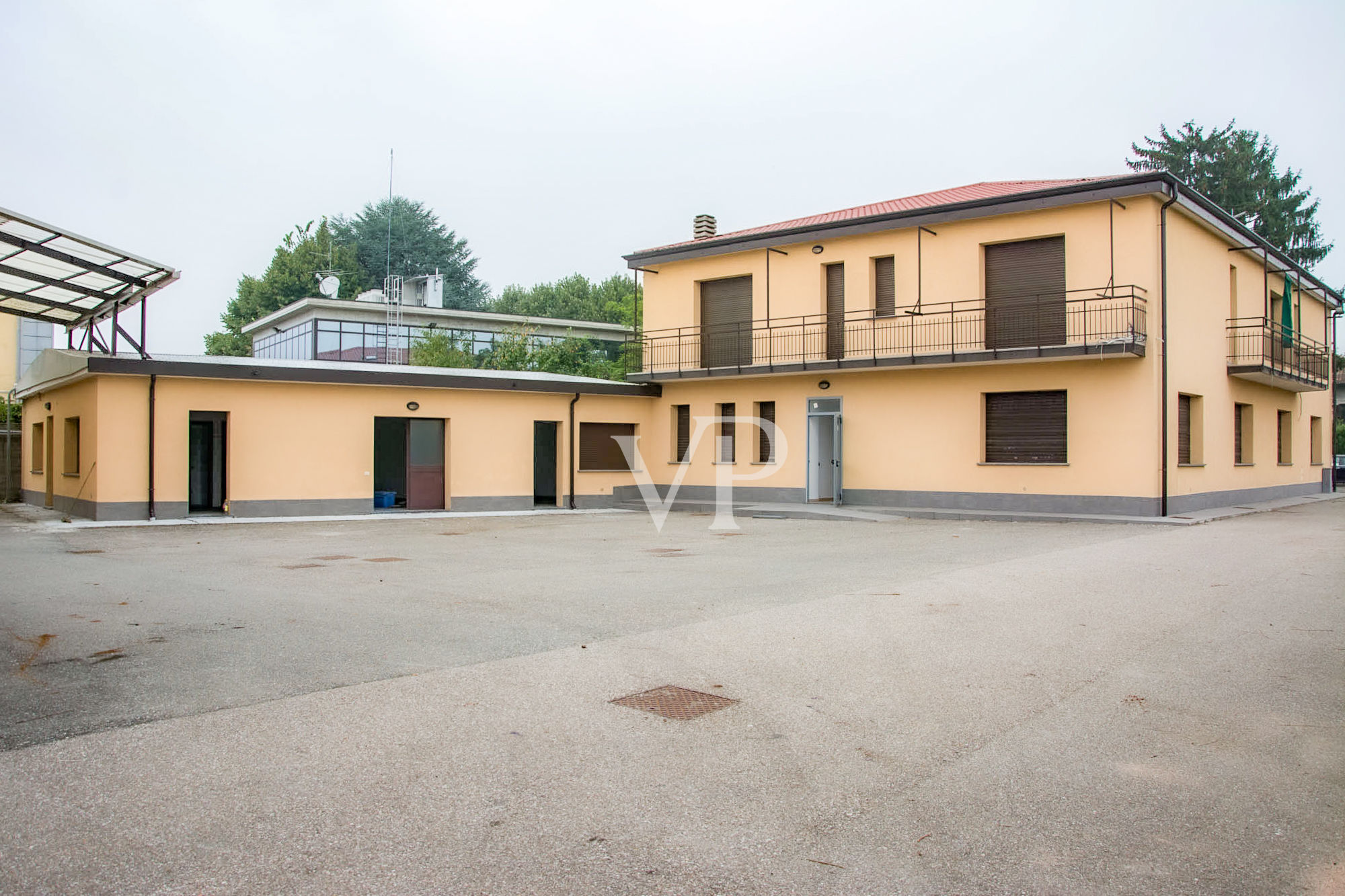 Vendesi complesso industriale con palazzina uffici / Showroom di fronte all'autostrada MI/TO