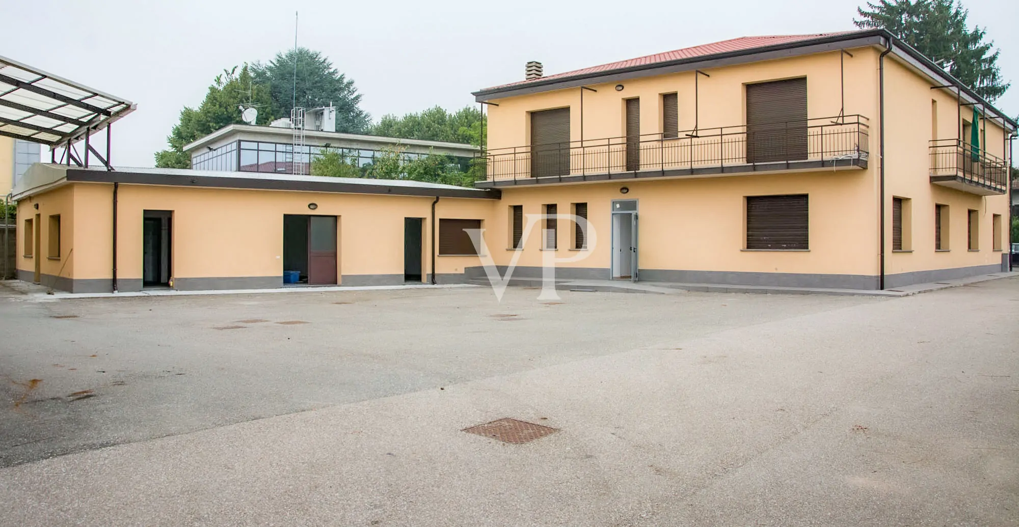 Ipari komplexum irodaépülettel/bemutatóteremmel eladó, a Milánó/Torino autópályára nézve.