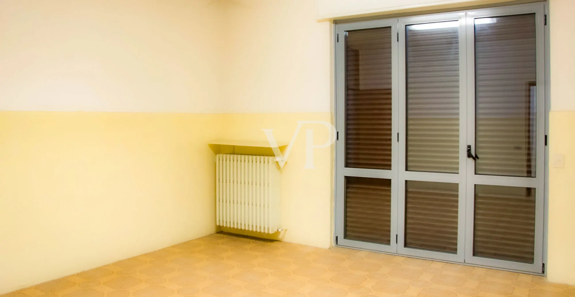 Ipari komplexum irodaépülettel/bemutatóteremmel eladó, a Milánó/Torino autópályára nézve.