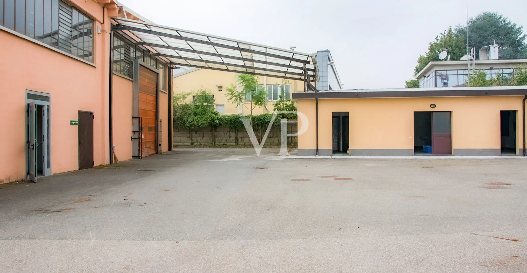 Ipari komplexum irodaépülettel/bemutatóteremmel eladó, a Milánó/Torino autópályára nézve.