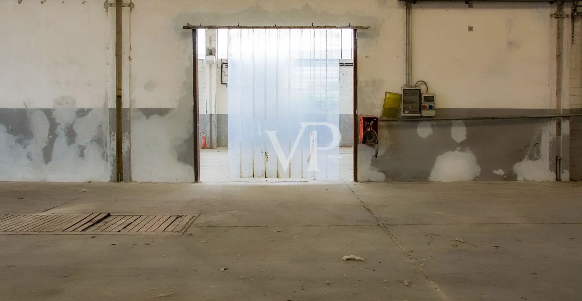 Ipari komplexum irodaépülettel/bemutatóteremmel eladó, a Milánó/Torino autópályára nézve.