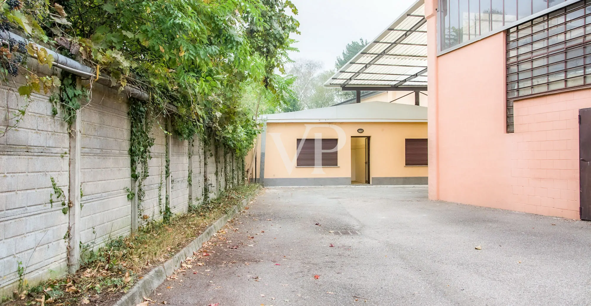 Ipari komplexum irodaépülettel/bemutatóteremmel eladó, a Milánó/Torino autópályára nézve.