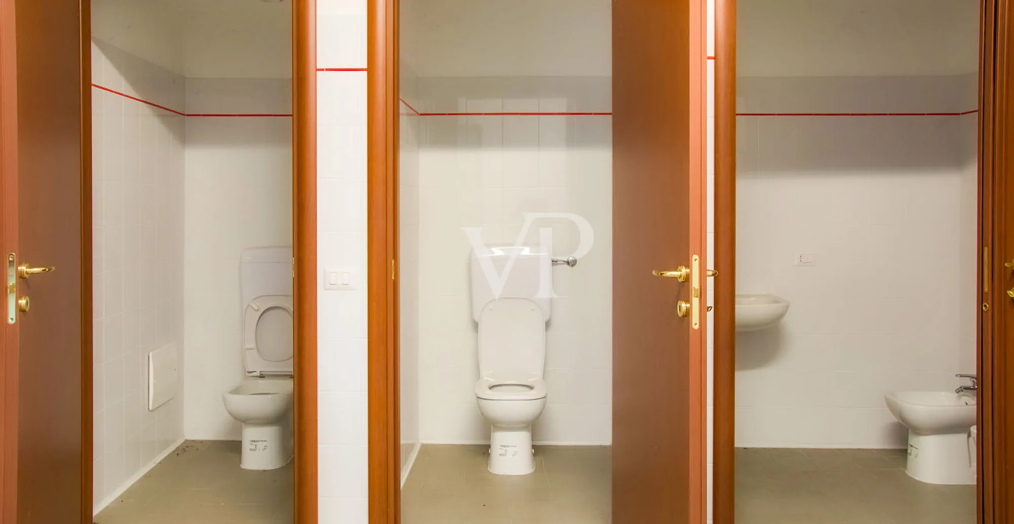 Ipari komplexum irodaépülettel/bemutatóteremmel eladó, a Milánó/Torino autópályára nézve.