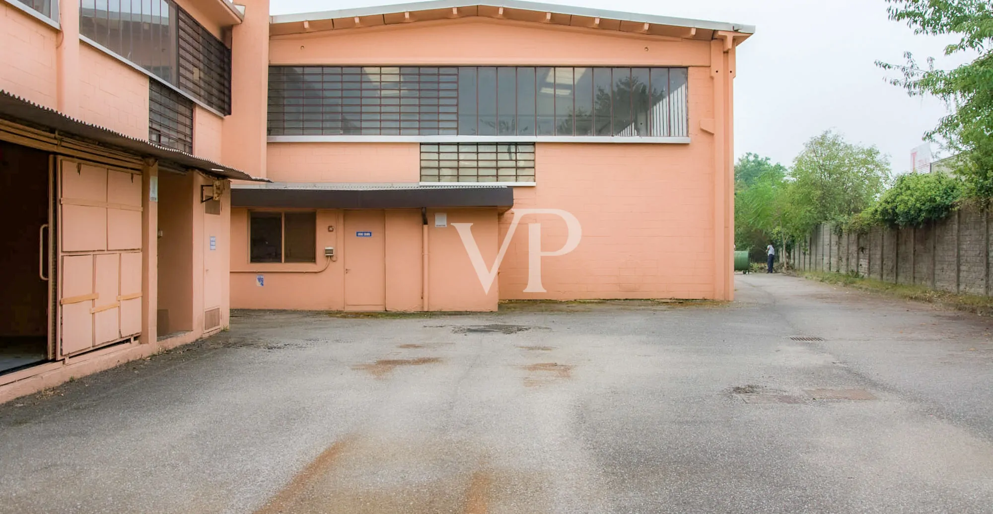 Ipari komplexum irodaépülettel/bemutatóteremmel eladó, a Milánó/Torino autópályára nézve.