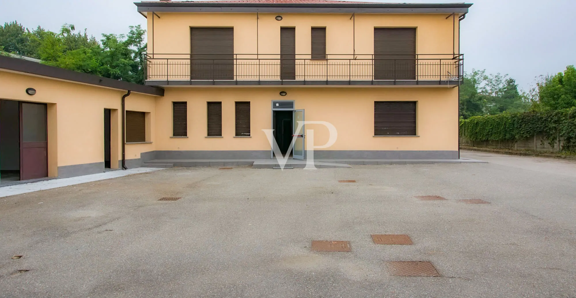 Ipari komplexum irodaépülettel/bemutatóteremmel eladó, a Milánó/Torino autópályára nézve.