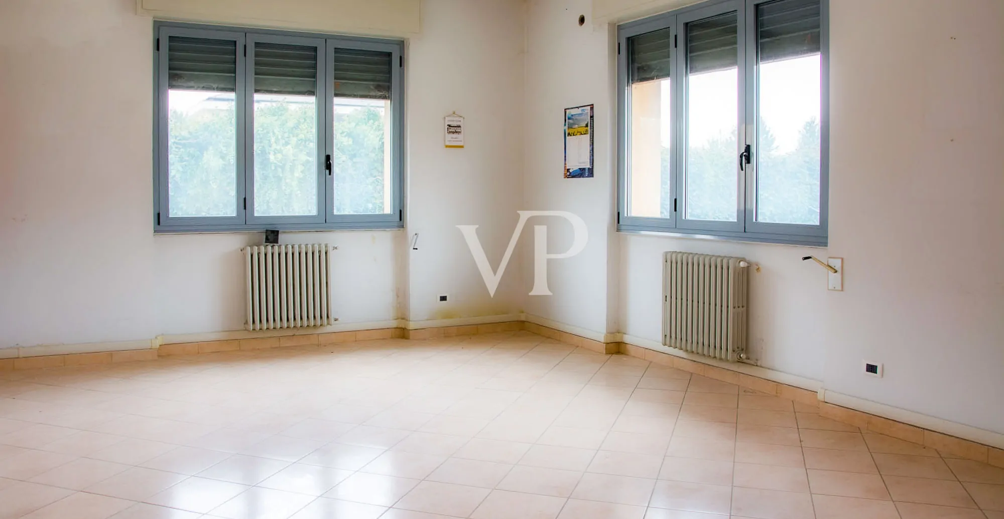 Ipari komplexum irodaépülettel/bemutatóteremmel eladó, a Milánó/Torino autópályára nézve.