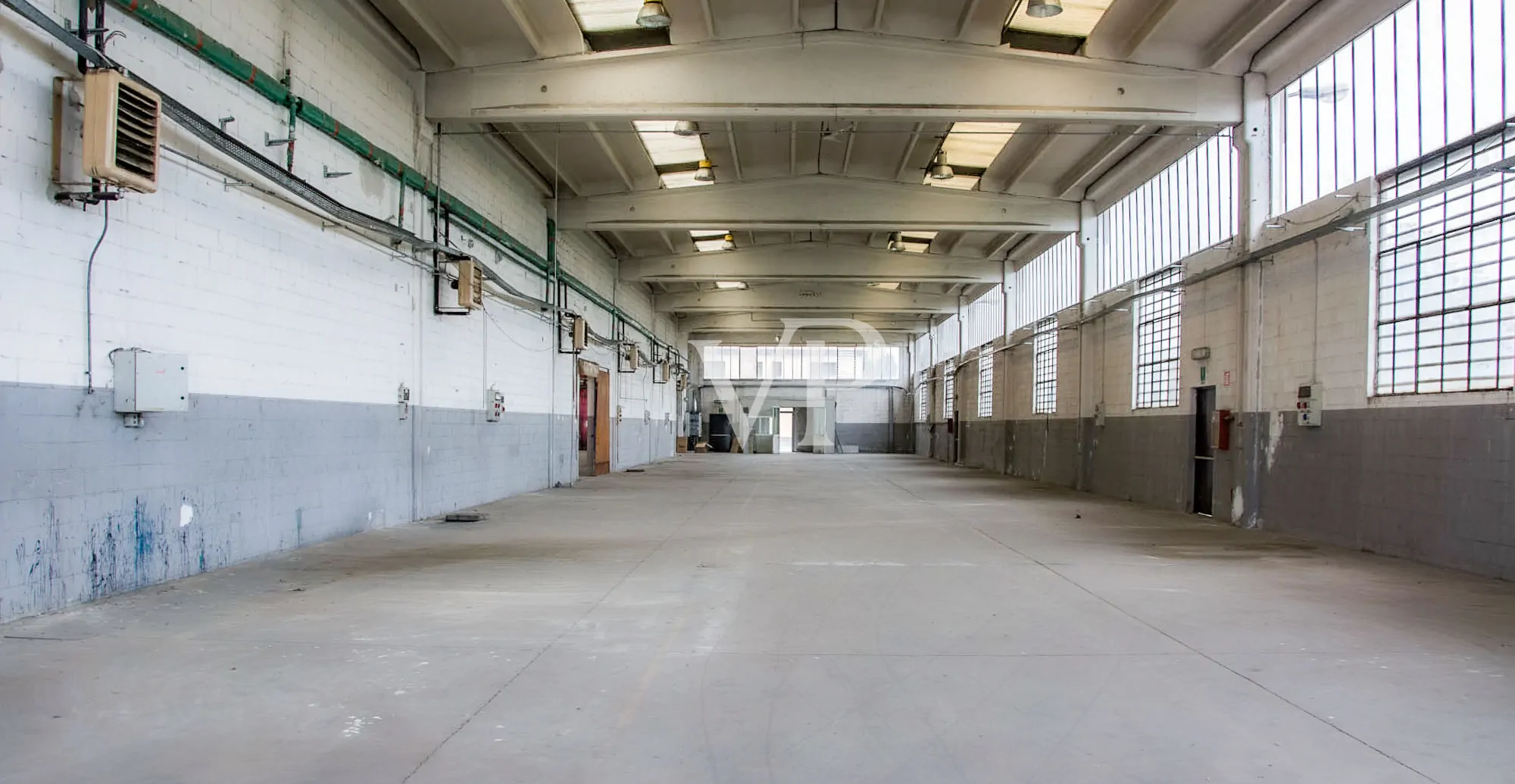 Ipari komplexum irodaépülettel/bemutatóteremmel eladó, a Milánó/Torino autópályára nézve.