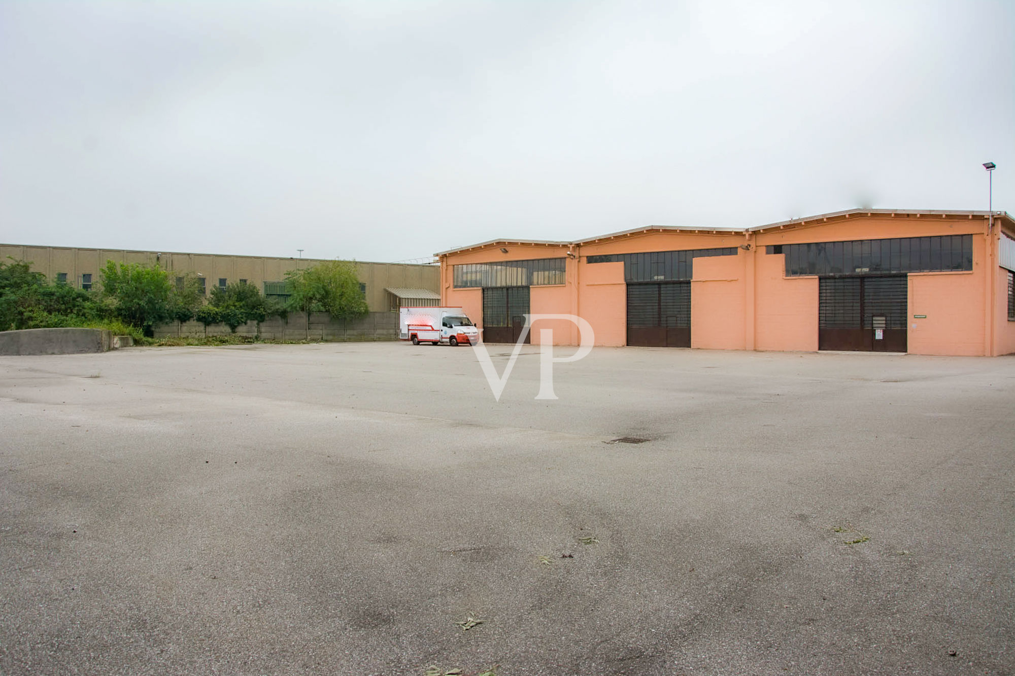 Vendesi complesso industriale con palazzina uffici / Showroom di fronte all'autostrada MI/TO