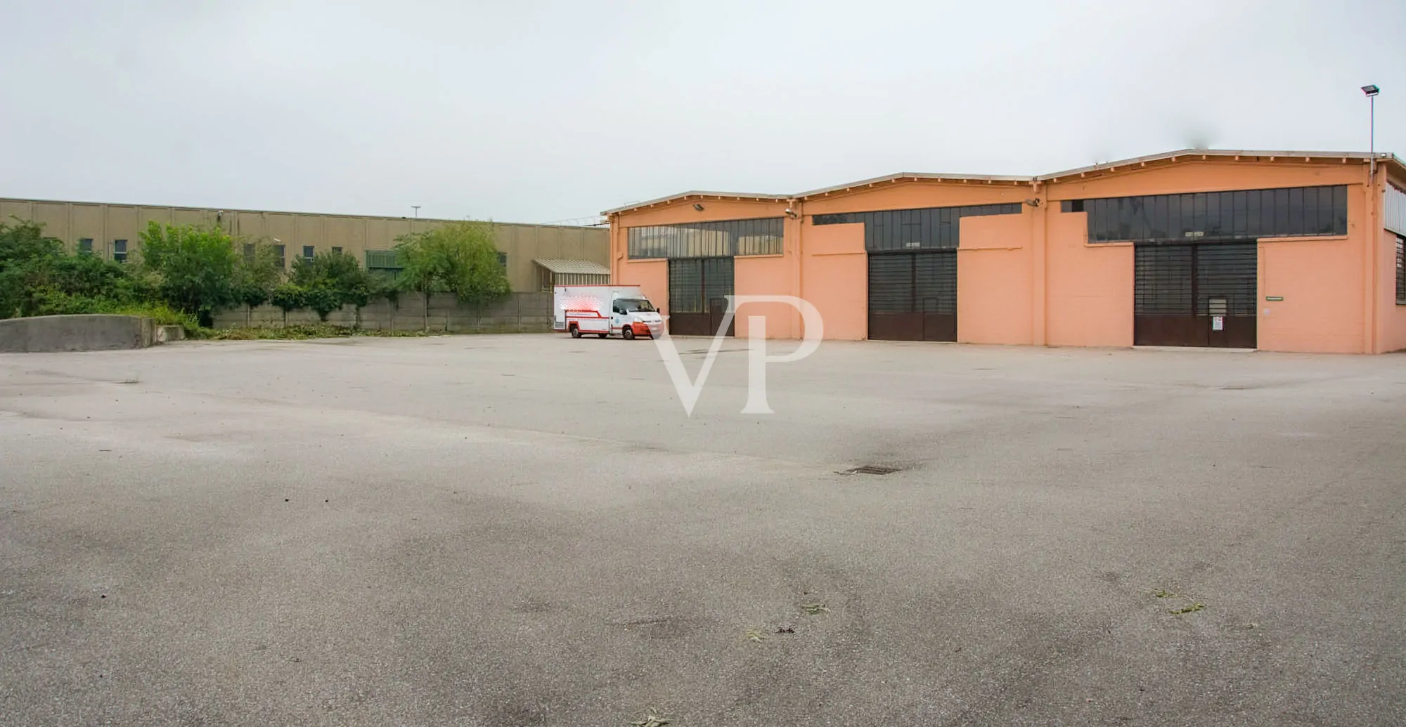 Ipari komplexum irodaépülettel/bemutatóteremmel eladó, a Milánó/Torino autópályára nézve.