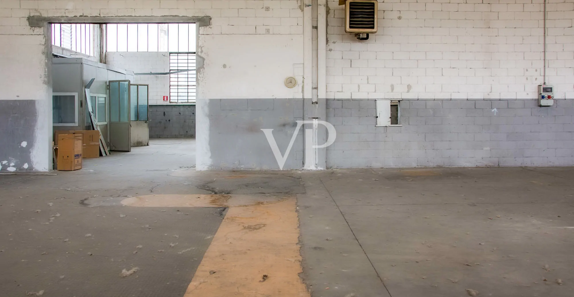 Ipari komplexum irodaépülettel/bemutatóteremmel eladó, a Milánó/Torino autópályára nézve.