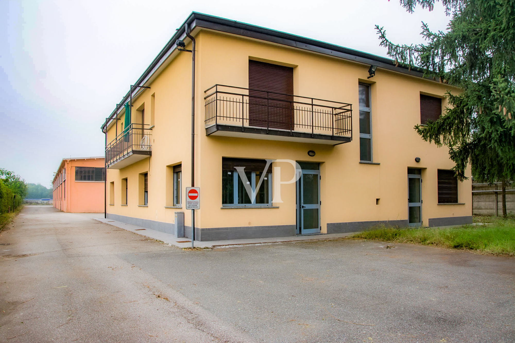 Vendesi complesso industriale con palazzina uffici / Showroom di fronte all'autostrada MI/TO