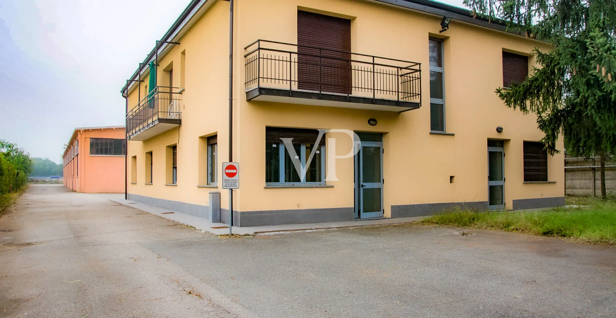 Ipari komplexum irodaépülettel/bemutatóteremmel eladó, a Milánó/Torino autópályára nézve.