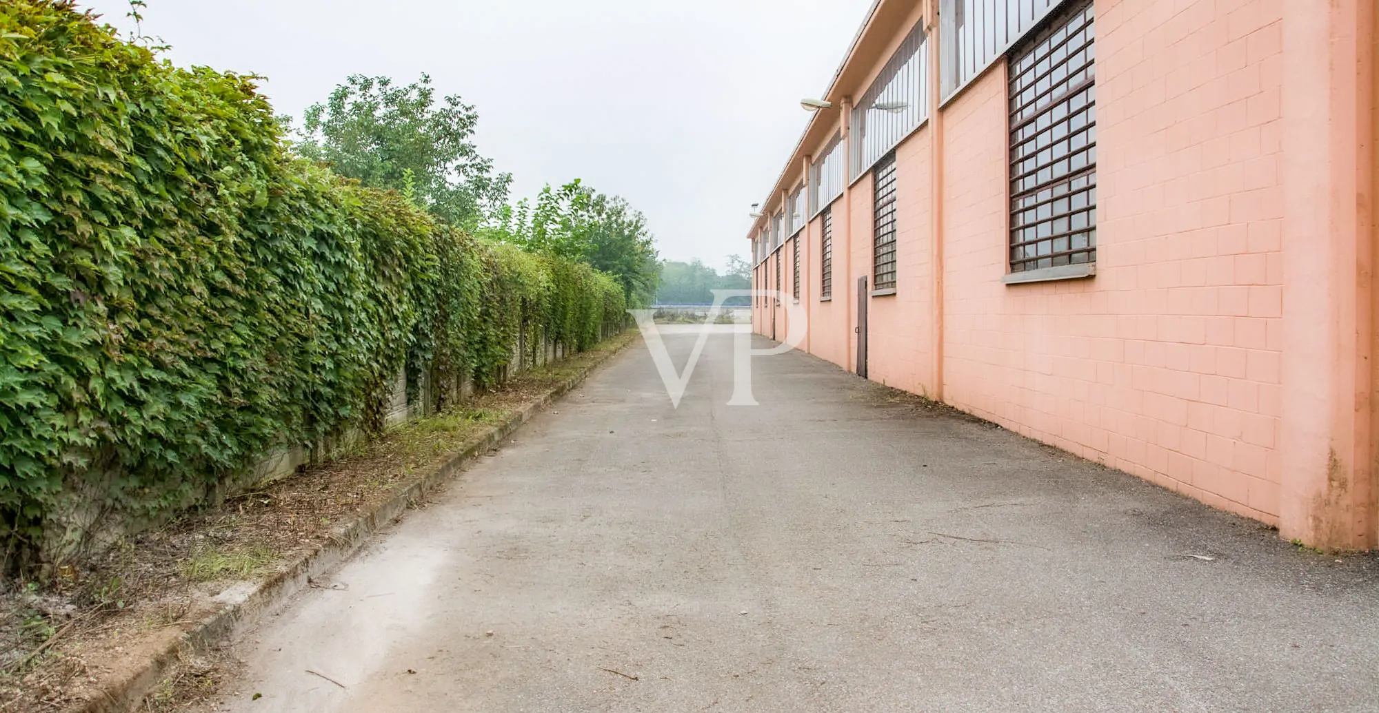 Ipari komplexum irodaépülettel/bemutatóteremmel eladó, a Milánó/Torino autópályára nézve.