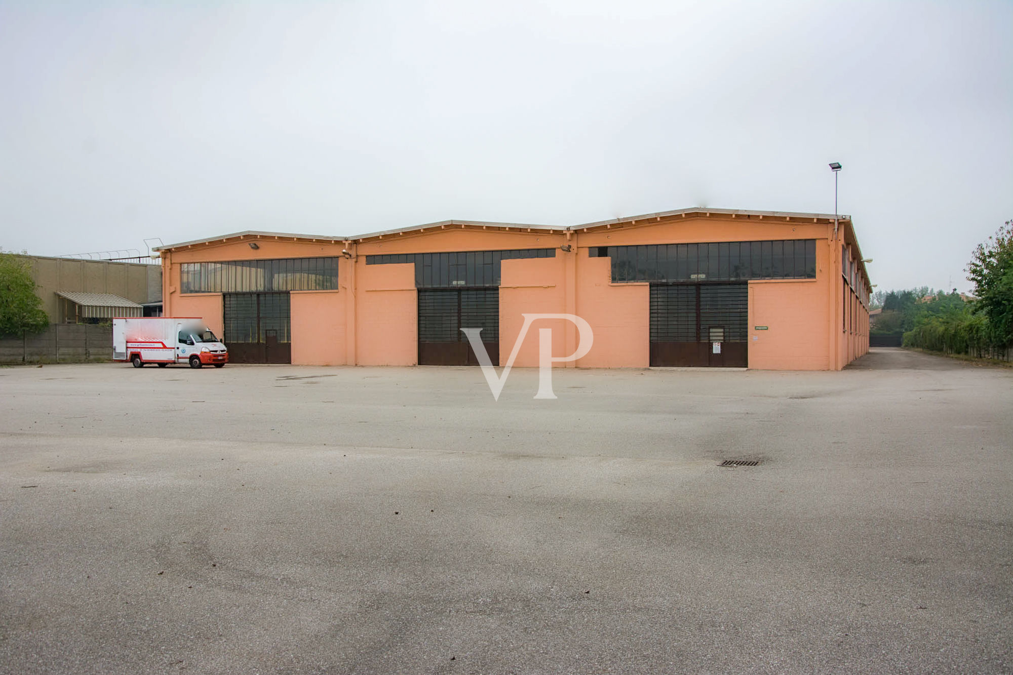 Vendesi complesso industriale con palazzina uffici / Showroom di fronte all'autostrada MI/TO