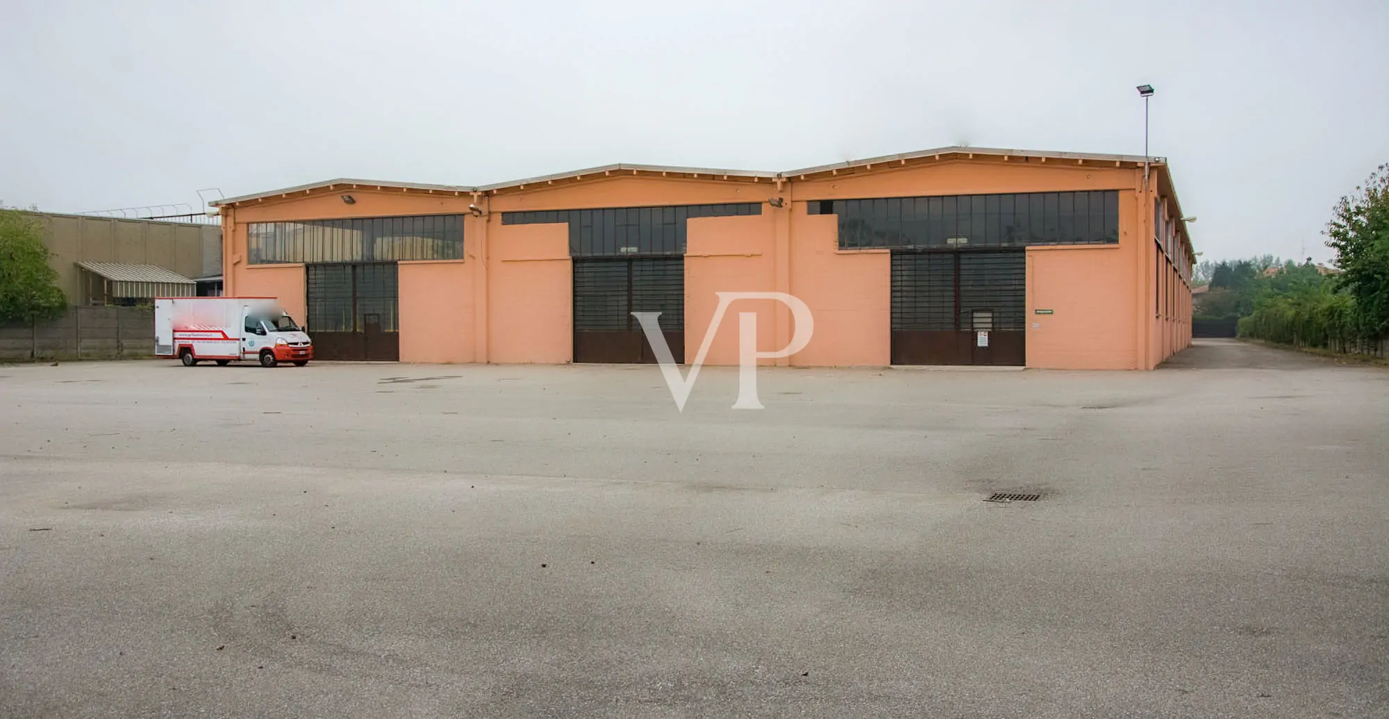 Ipari komplexum irodaépülettel/bemutatóteremmel eladó, a Milánó/Torino autópályára nézve.