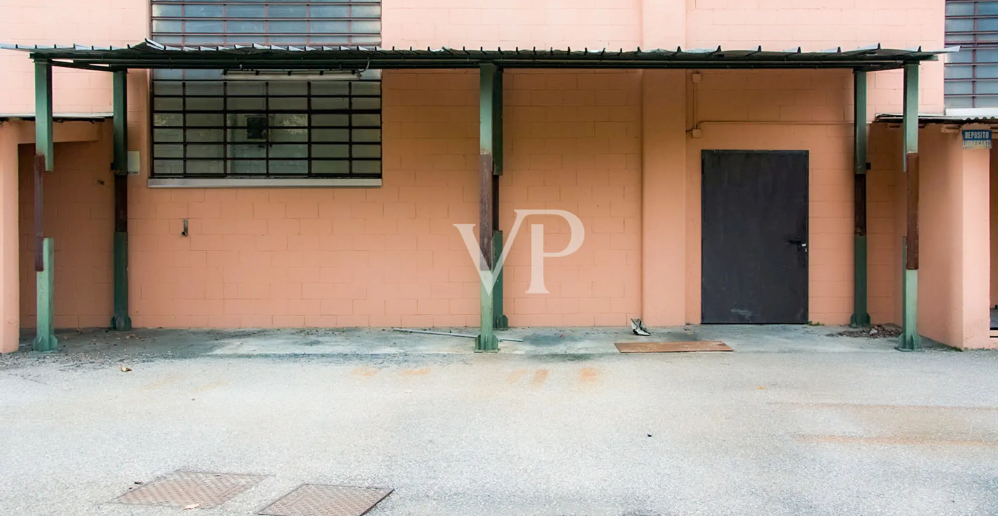 Ipari komplexum irodaépülettel/bemutatóteremmel eladó, a Milánó/Torino autópályára nézve.