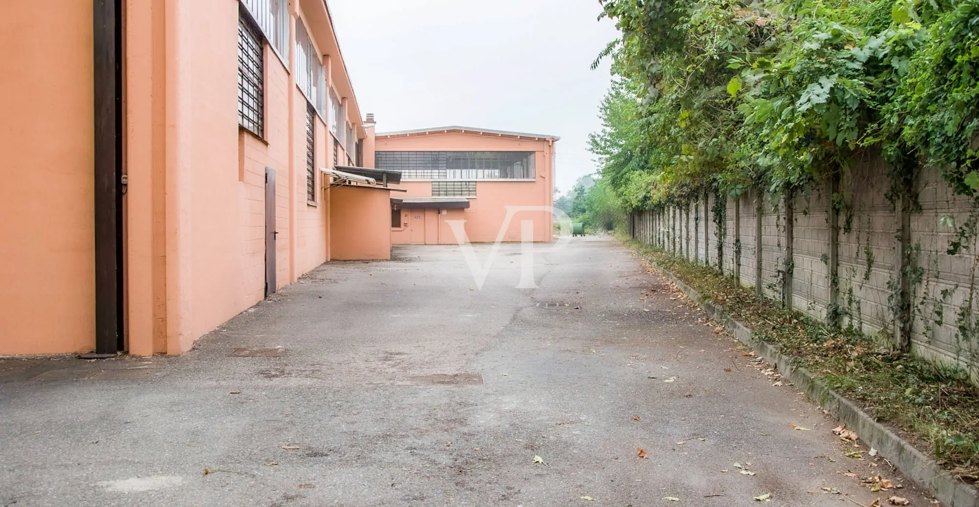 Ipari komplexum irodaépülettel/bemutatóteremmel eladó, a Milánó/Torino autópályára nézve.