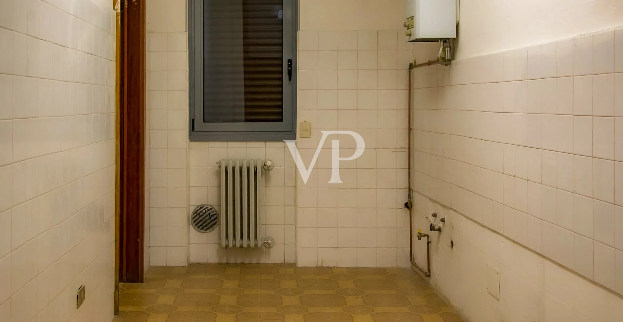 Ipari komplexum irodaépülettel/bemutatóteremmel eladó, a Milánó/Torino autópályára nézve.