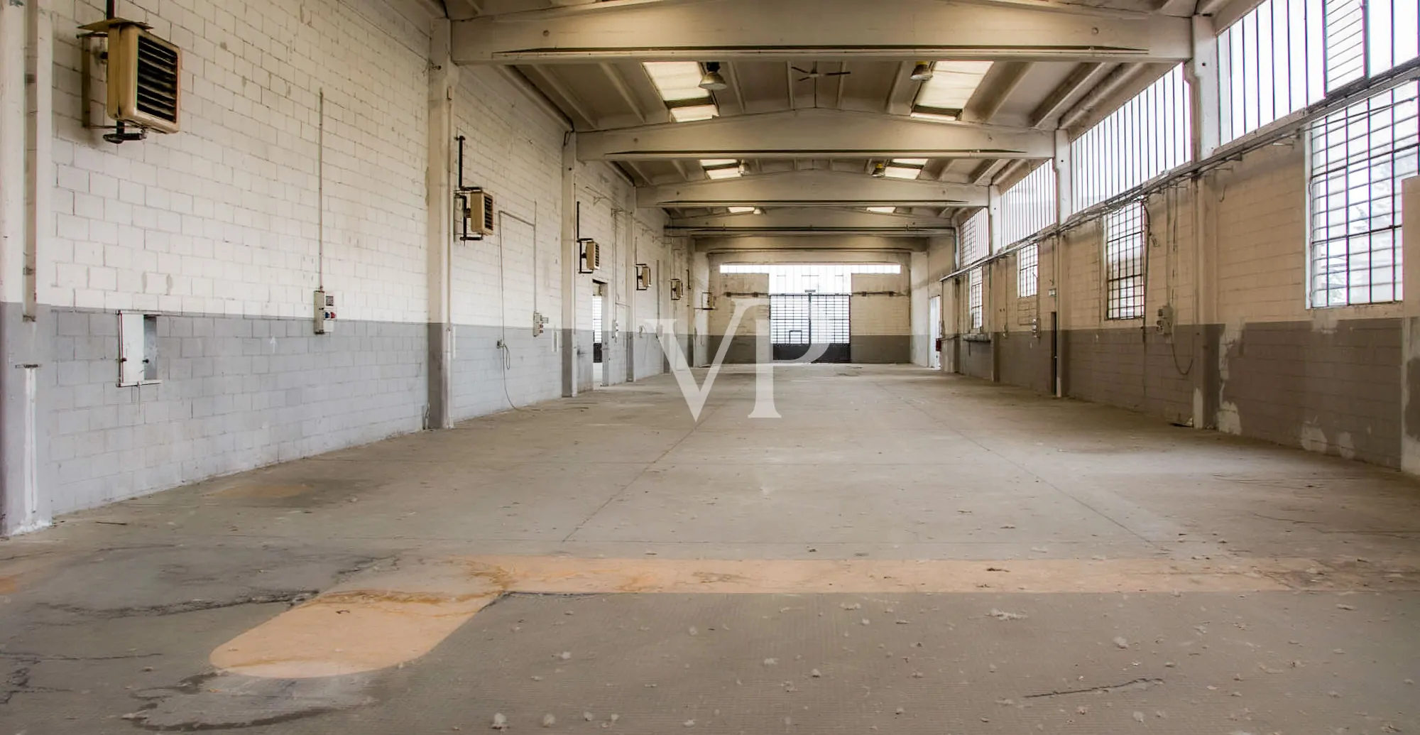 Ipari komplexum irodaépülettel/bemutatóteremmel eladó, a Milánó/Torino autópályára nézve.