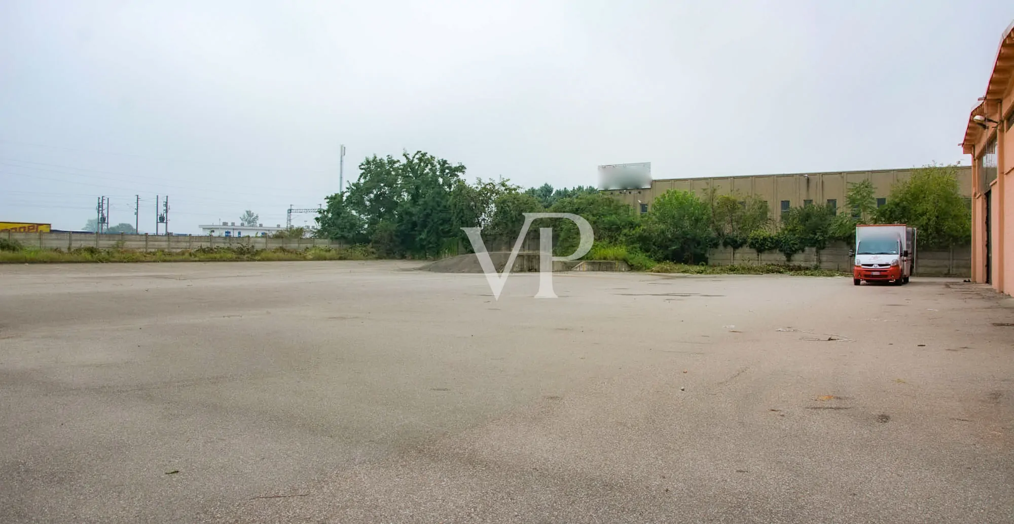 Ipari komplexum irodaépülettel/bemutatóteremmel eladó, a Milánó/Torino autópályára nézve.