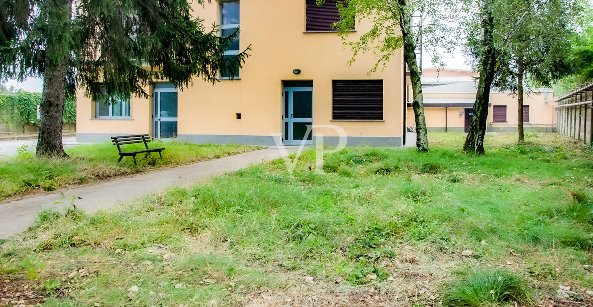 Ipari komplexum irodaépülettel/bemutatóteremmel eladó, a Milánó/Torino autópályára nézve.