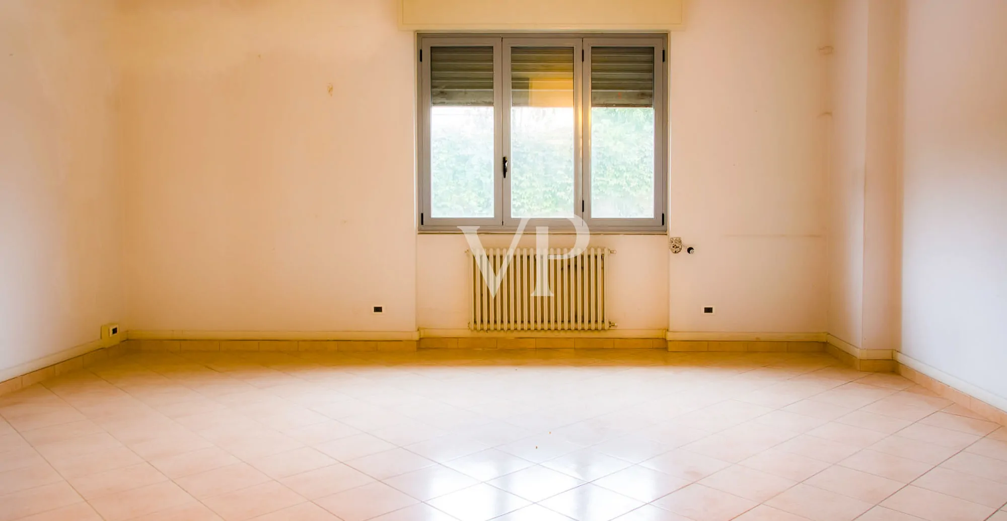 Ipari komplexum irodaépülettel/bemutatóteremmel eladó, a Milánó/Torino autópályára nézve.