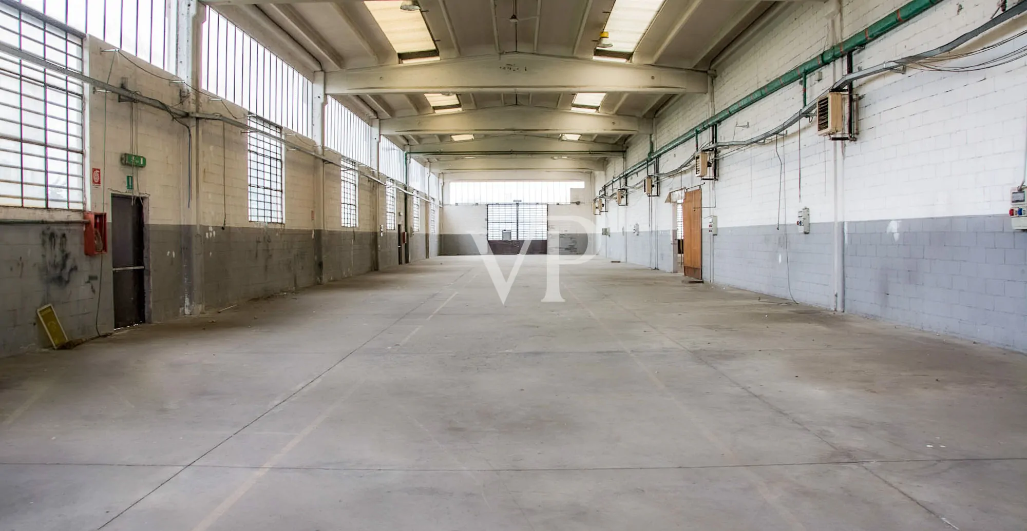 Ipari komplexum irodaépülettel/bemutatóteremmel eladó, a Milánó/Torino autópályára nézve.