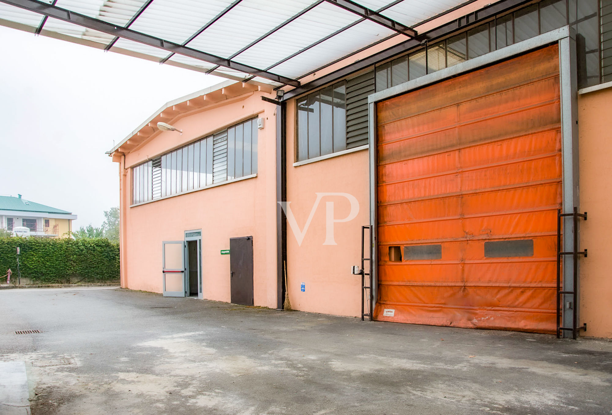 Vendesi complesso industriale con palazzina uffici / Showroom di fronte all'autostrada MI/TO