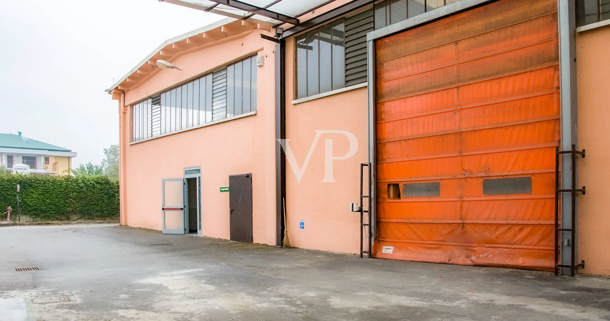 Ipari komplexum irodaépülettel/bemutatóteremmel eladó, a Milánó/Torino autópályára nézve.