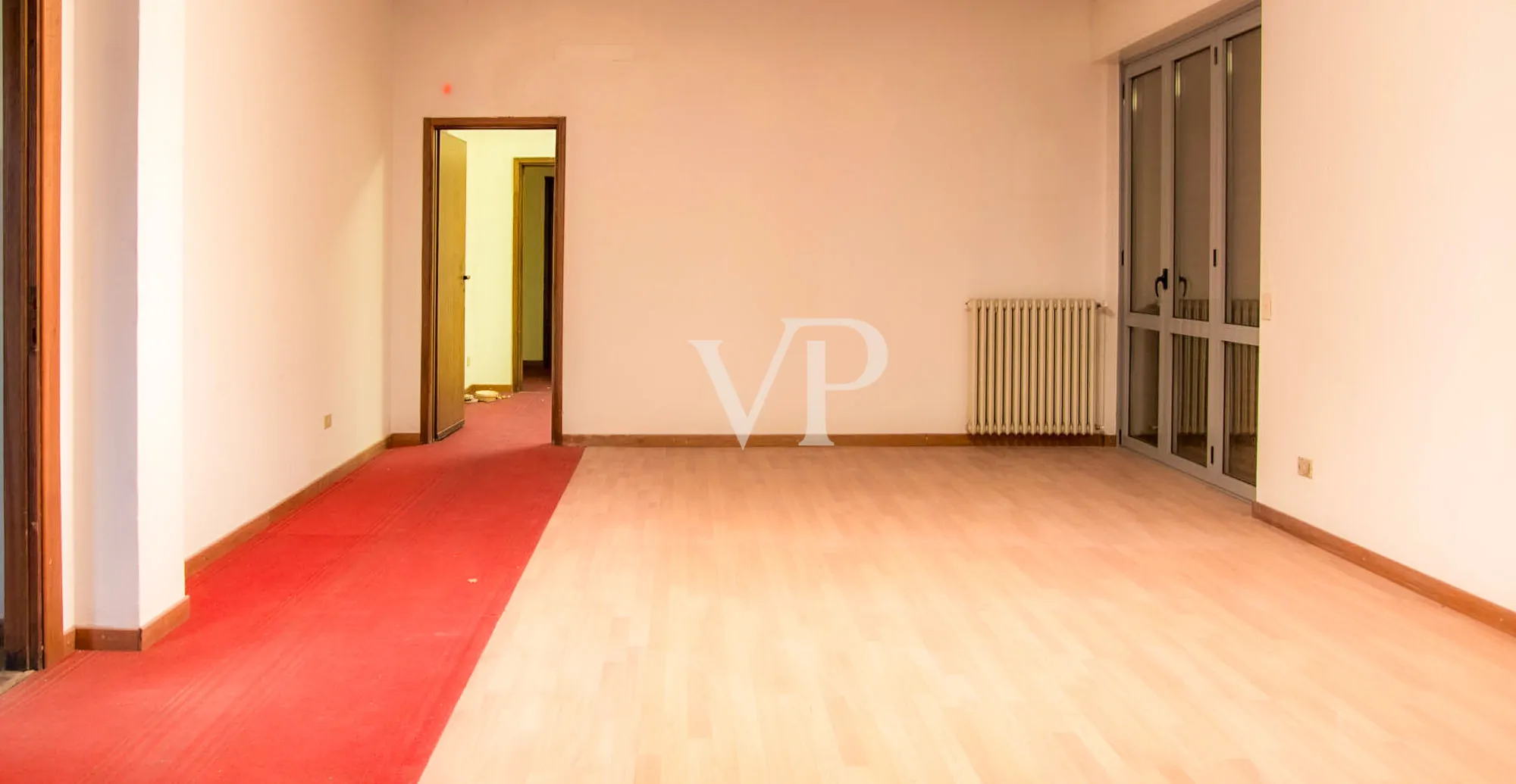 Ipari komplexum irodaépülettel/bemutatóteremmel eladó, a Milánó/Torino autópályára nézve.