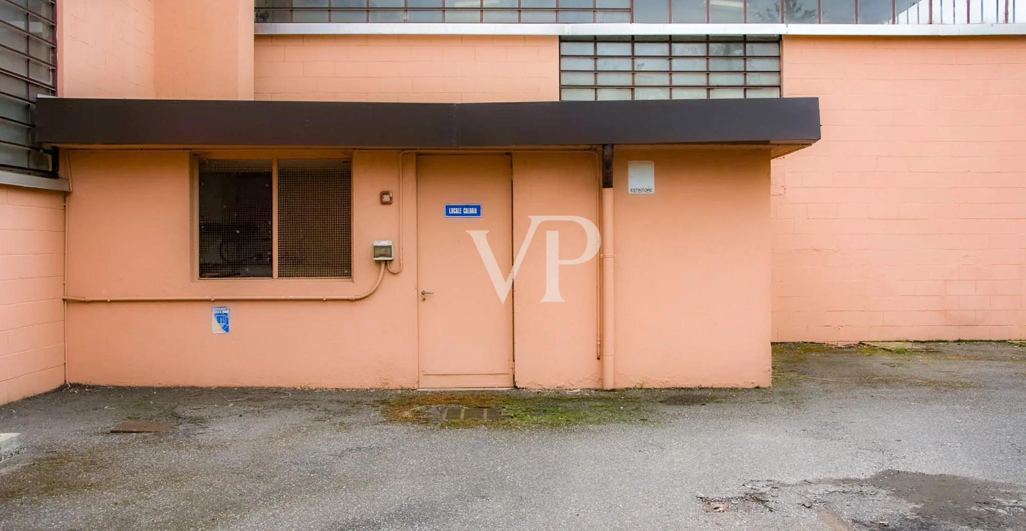 Ipari komplexum irodaépülettel/bemutatóteremmel eladó, a Milánó/Torino autópályára nézve.