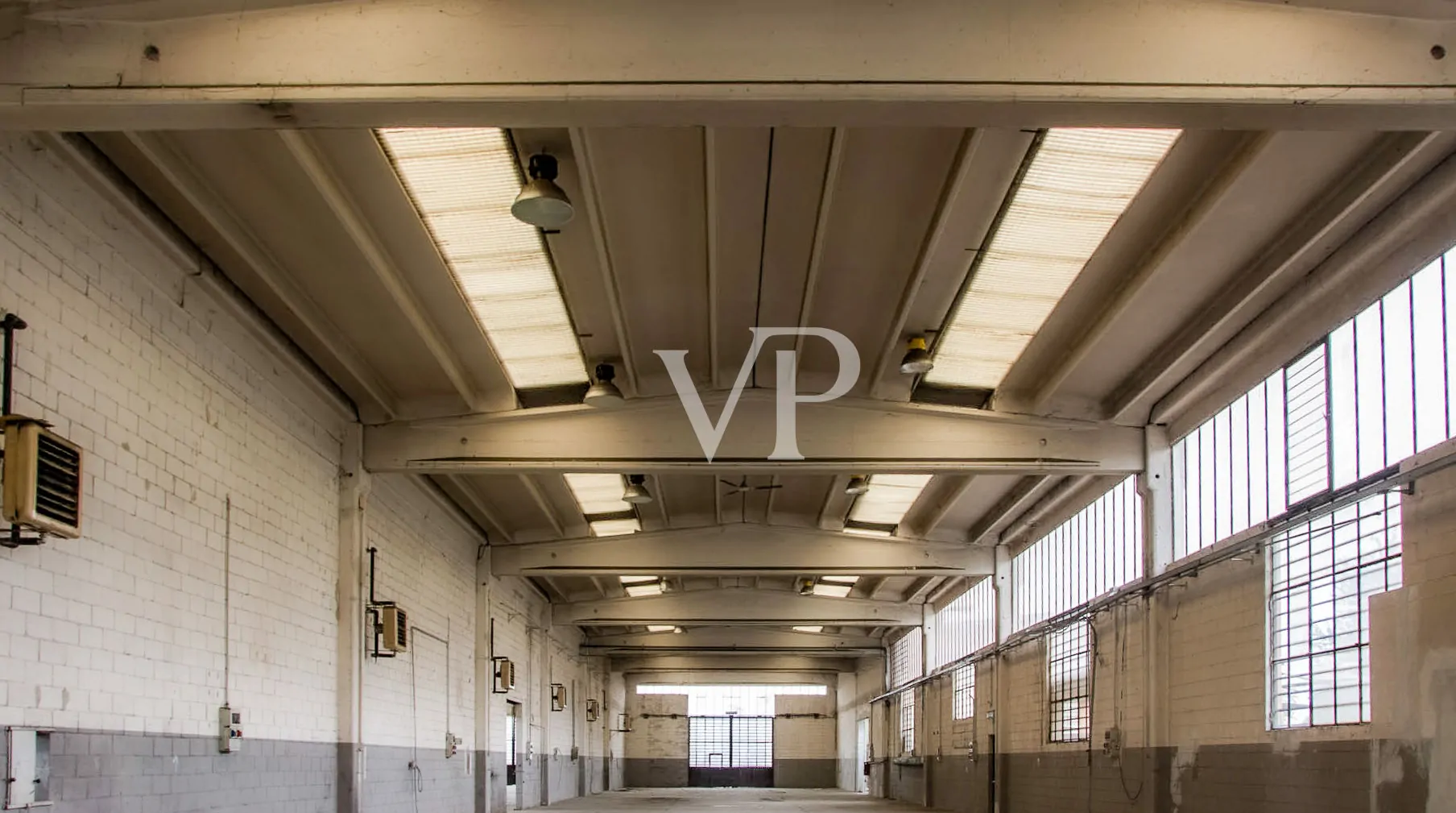 Ipari komplexum irodaépülettel/bemutatóteremmel eladó, a Milánó/Torino autópályára nézve.