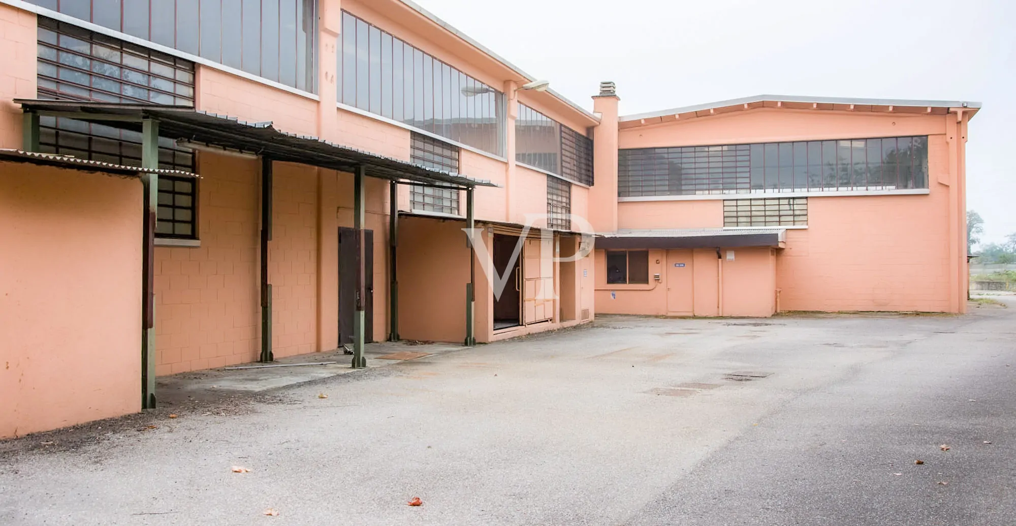 Ipari komplexum irodaépülettel/bemutatóteremmel eladó, a Milánó/Torino autópályára nézve.